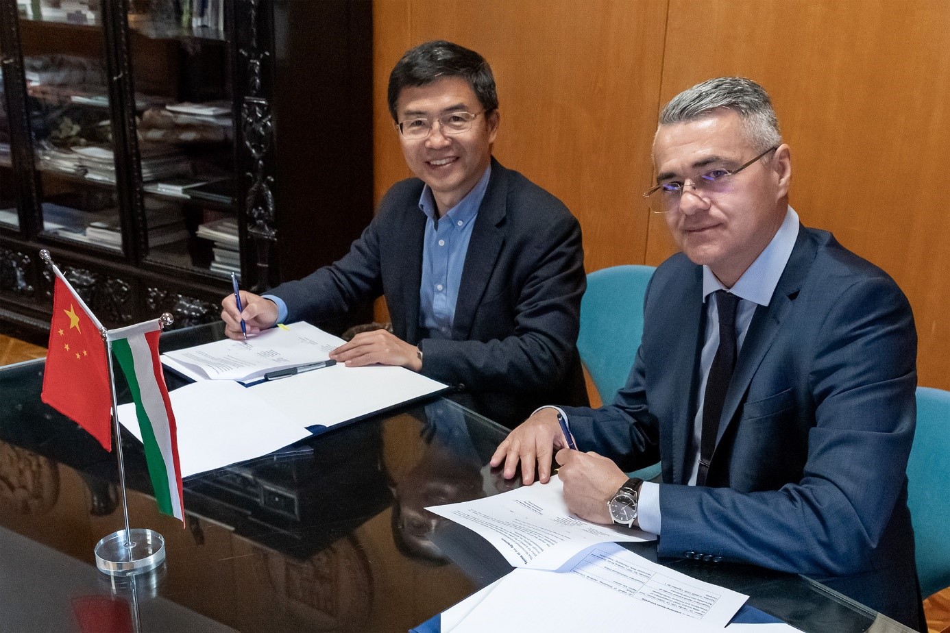 The cooperation agreement was signed by Zhao Dejian, Vice President of Shandong Jiaotong University and Dr. Tamás Tóth, Dean of the Albert Kázmér Mosonmagyaróvár Faculty of Széchenyi István University. 